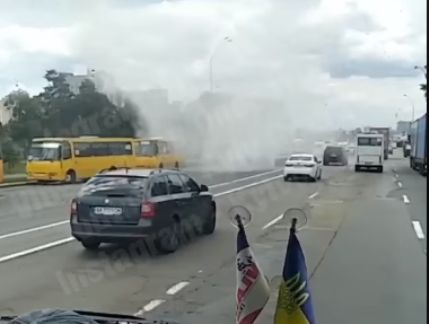 У Києві на ходу спалахнула маршрутка з пасажирами (відео)