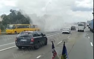У Києві на ходу спалахнула маршрутка з пасажирами (відео)