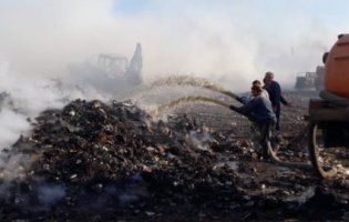 На Рівненщині загорілося сміттєзвалище