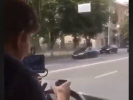 У Києві звільнили маршрутника, який за кермом «шпилився» в іграшку на смартфоні (відео)