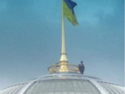 Для ефектного селфі: Зеленський виліз на купол Верховної Ради (фото)