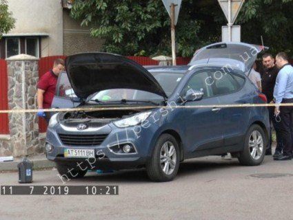 Спротив контрабандистів: в Ужгороді обстріляли авто з поліцейським начальником (відео)
