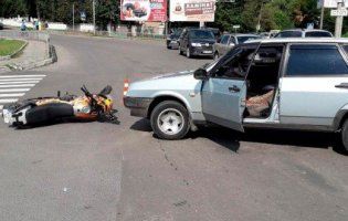 У Луцьку легковик протаранив мотоцикл: є постраждалі