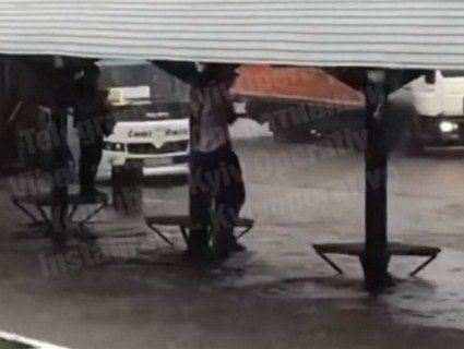 Мережу насмішив київський «спайдермен», який оригінально рятувався від дощу (відео)