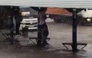 Мережу насмішив київський «спайдермен», який оригінально рятувався від дощу (відео)