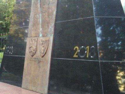 У Львові з памятника ЗУНР здерли цифри (фото, відео)