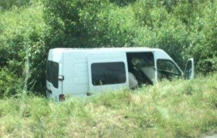 На Волині бус злетів у кювет (фото)