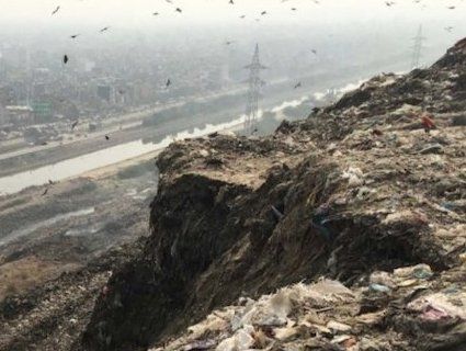 Гора сміття в Індії «доганяє» за висотою Тадж-Махал (відео)