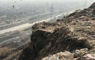 Гора сміття в Індії «доганяє» за висотою Тадж-Махал (відео)