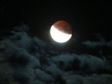 Унікальне місячне затемнення над Луцьком (фото)