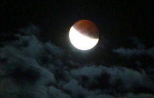 Унікальне місячне затемнення над Луцьком (фото)