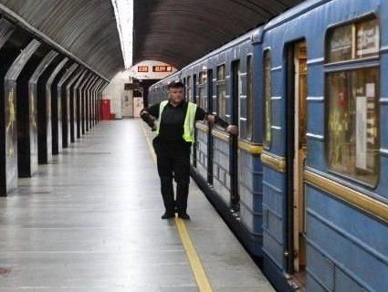 У Києві на колії метро впав чоловік