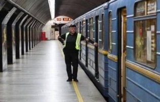 У Києві на колії метро впав чоловік