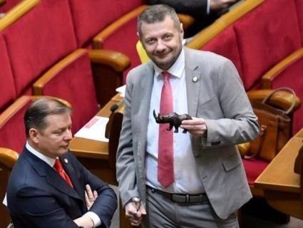 Неждано-негадано: Мосійчук знявся з виборів на користь «матюкливого» журналіста (відео)