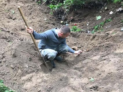 Убивця загинув на Сході: на Рівненщині викопали рештки чоловіка, зниклого 4 роки тому (фото, відео)