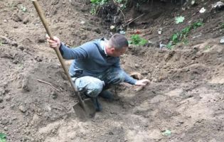 Убивця загинув на Сході: на Рівненщині викопали рештки чоловіка, зниклого 4 роки тому (фото, відео)