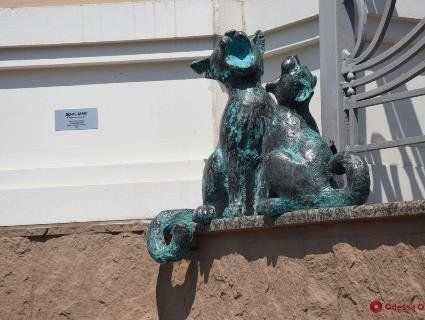 В Одесі з’явилася скульптура вуличних котів, які «співають»