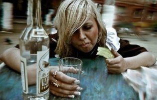 «Попри миле личко, алкоголічка»: кожна 200-а українка – пиячить (відео)