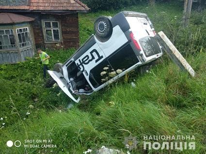 На Львівщині19-річний водій мікроавтобуса в'їхав у зупинку: жінка загинула, її доньки у лікарні