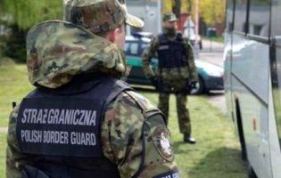 У Польщі затримали українця з більш як 20 фальшивими паспортами