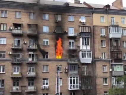 В Києві «підвищено складна» пожежа: людей евакуюють із багатоповерхівки (відео)