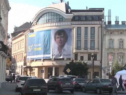 Політичну мішуру – в «утиль»: зі Львова банери з політиками відвезуть на передову