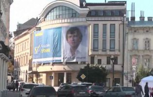 Політичну мішуру – в «утиль»: зі Львова банери з політиками відвезуть на передову