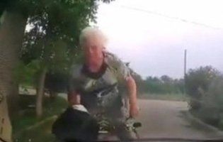 На Запоріжжі бабуся на ровері протаранила патрульне авто (відео)