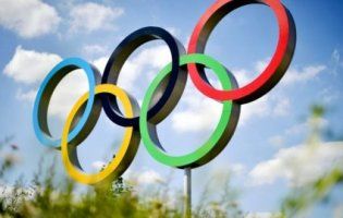 Японці показали олімпійські медалі із поламаних гаджетів (відео)