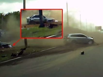 Страшна ДТП в Києві: водій авто вилетів через лобове скло (відео)