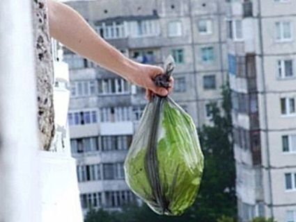 У Луцьку муніципали оштрафували нехлюя: викидав сміття із балкона (фото)