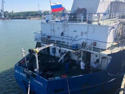 Моряків з російського танкера, затриманого СБУ, відпустили «на всі чотири»