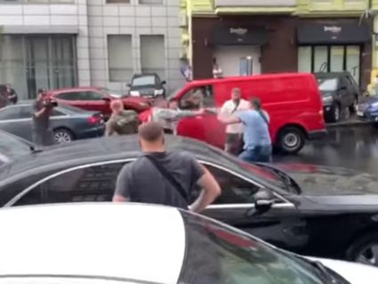 Бійка під ДБР: на капот машини з Порошенком стрибнув «тітушка» (відео)