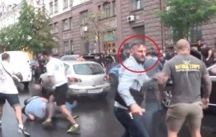 Після допиту у ДБР на Порошенка напав ветеран АТО (відео)
