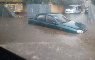 Наслідки зливи у Рівному: автомобілі-«амфібії» і босі городяни по коліна в воді (відео, фото)
