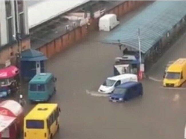 Потоп у Рівному: автовокзал перетворився у порт (відео)
