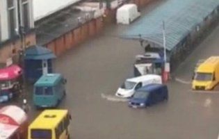 Потоп у Рівному: автовокзал перетворився у порт (відео)
