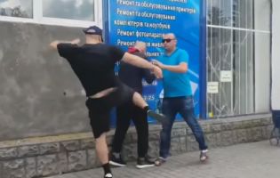 «Ти патріот, нах*й?»: у Бердичеві блогер-фанат «руського міра» побив ветерана АТО (відео)