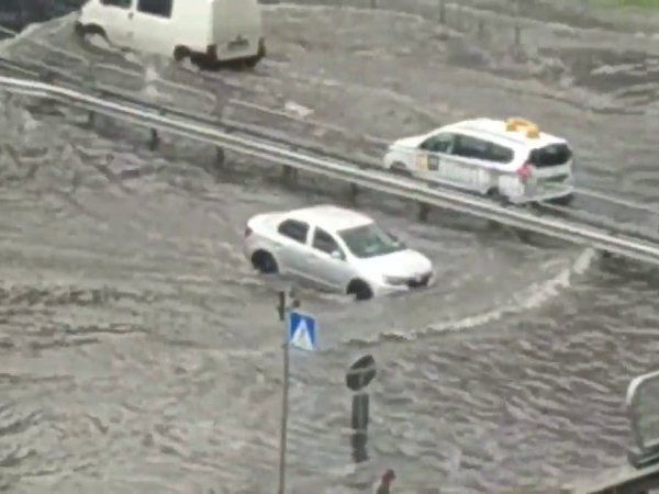 У Києві зафільмували водоплаваючий Porsche Cayenne (відео)