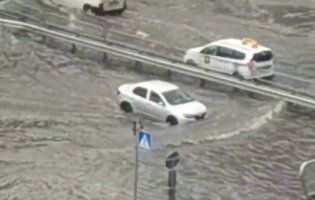 У Києві зафільмували водоплаваючий Porsche Cayenne (відео)