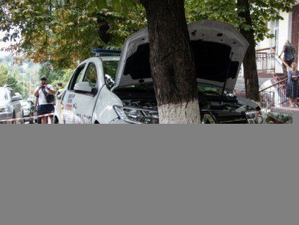 У Києві авто держохорони протаранило дерево: водій помер від судом