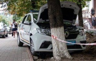 У Києві авто держохорони протаранило дерево: водій помер від судом