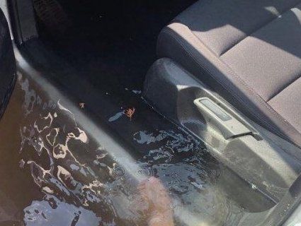 Примхи погоди: у Рівному злива пошкодила десятки автомобілів (відео)