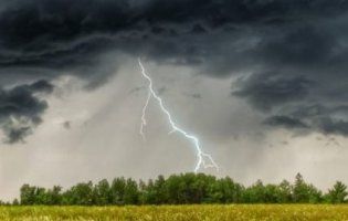 Грозовий циклон: в Україні оголосили штормове попередження