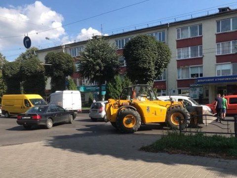 Трактор протаранив автівку і паралізував рух у Луцьку (фото)