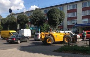 Трактор протаранив автівку і паралізував рух у Луцьку (фото)