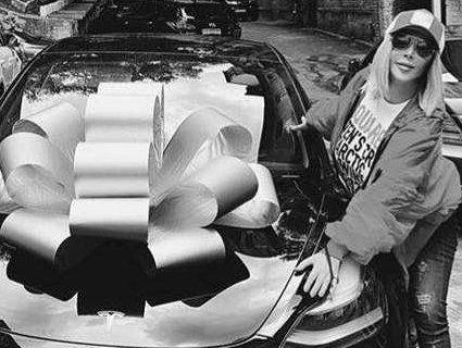 «Таємничий Валера» подарував Ірині Білик автомобіль Tesla (фото)
