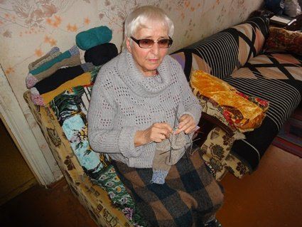 Бабуся плете шкарпетки для бійців на передовій
