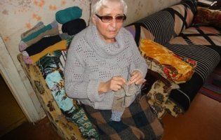 Бабуся плете шкарпетки для бійців на передовій