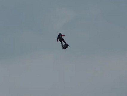 Майбутнє уже тут: француз на флайборді перелетів Ла-Манш за 22 хвилини (відео)